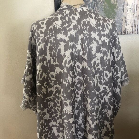 LUCKY BRAND Gray/White Floral Reversible Fringed Poncho - Picture 2 of 8